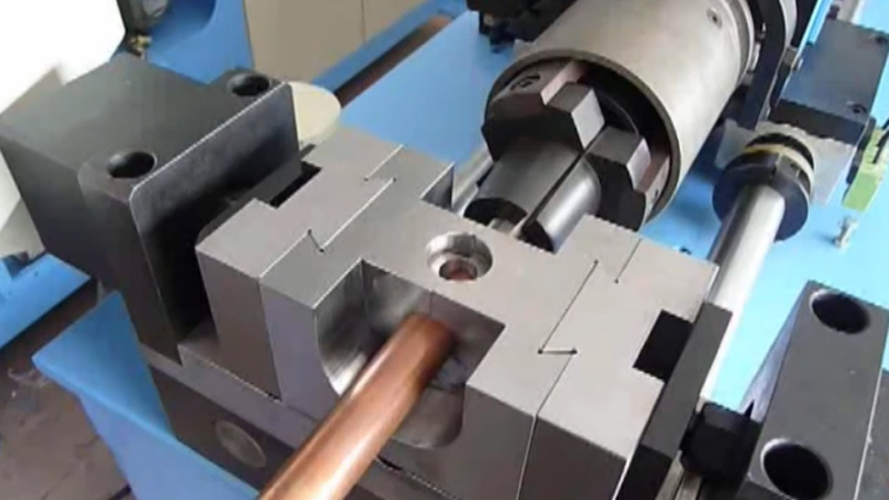 Machine perforatrice pour bride de tube en cuivre