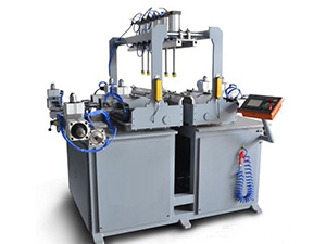 Machine à rivetage de réservoir automatique
