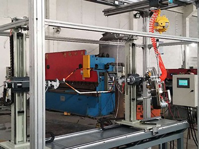 Machine d'application d'adhésif, pour bobine de moteur haute tension