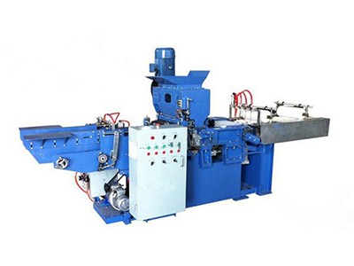 Machine à coller les grilles de batteries plomb-acide