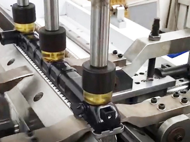 Machine à sertissage pour réservoir d’eau de radiateur