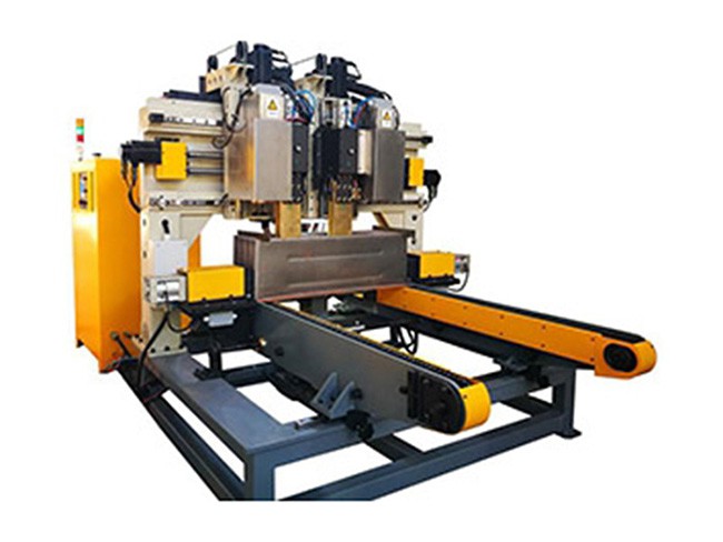 Machine de soudage par points pour renforcement de panneaux ondé de cuve de transformateur
